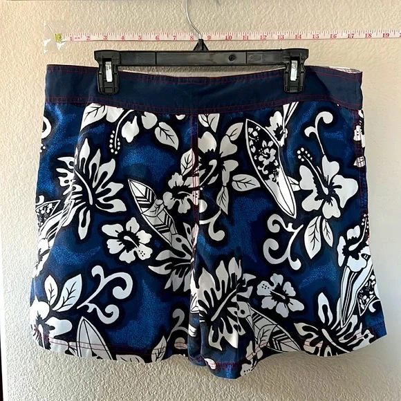 Womens Board Shorts. Size 2XL. FITS LIKE A LARGE OR FITTED XL (small waisted)!! - Picture 3 of 5